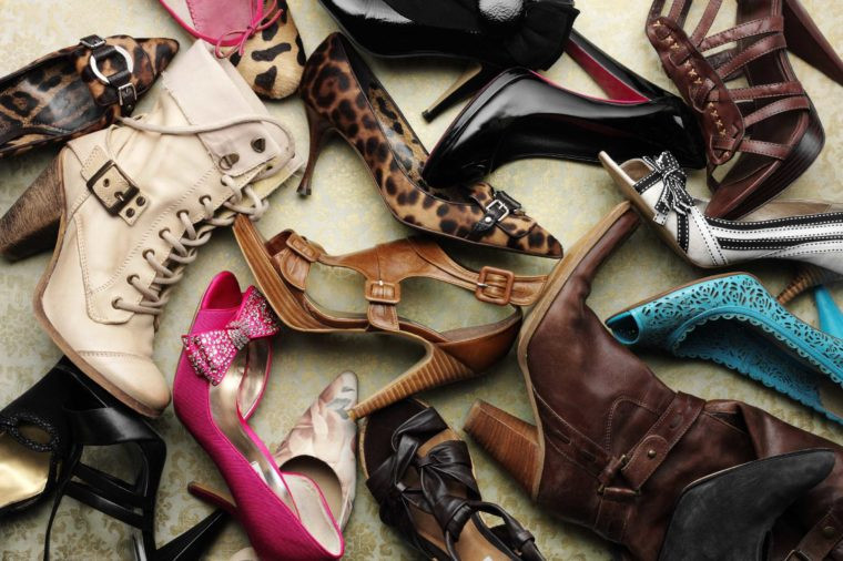 Đi giày cao gót nhiều: Thường xuyên đi giày cao gót rất có hại cho cột sống. Đây chính là lý do tại sao đau lưng đã trở thành một vấn đề thường gặp ở những phụ nữ thích đi giày cao gót.