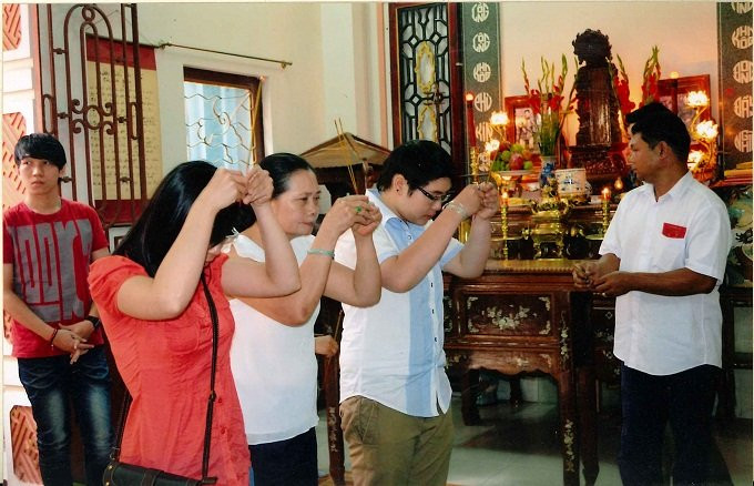 Thế hệ trẻ cùng tham gia nghi lễ.