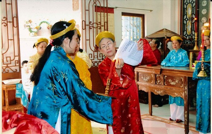 Chủ tế (chị gái ông Tài) đốt văn tế gửi tâm nguyện đến cha ông.