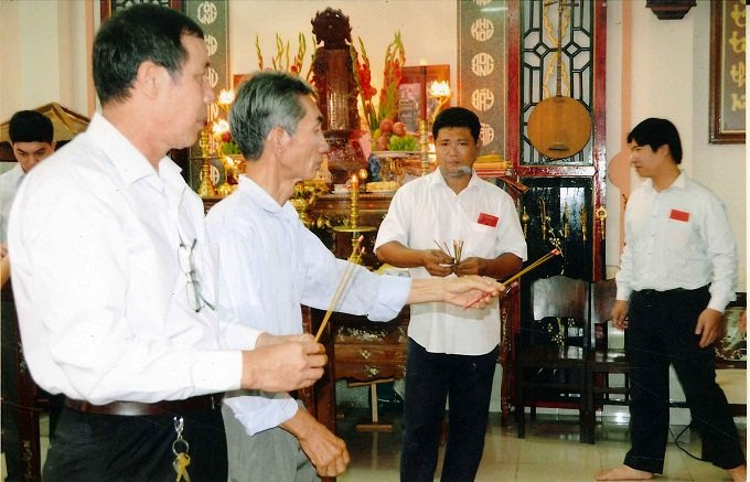 Anh em trong Đoàn tộc dâng hương.