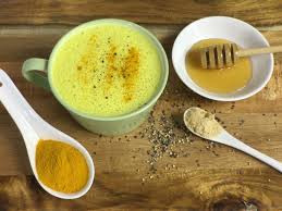 Giúp da sáng khỏe bằng sữa dừa và bột nghệ: Lấy 1 muỗng sữa dừa và 1 muỗng bột nghệ. Thoa lên khắp mặt và cổ rồi nhẹ nhàng massage theo chuyển động tròn vài phút. Rửa sạch sau 15 phút với nước lạnh.