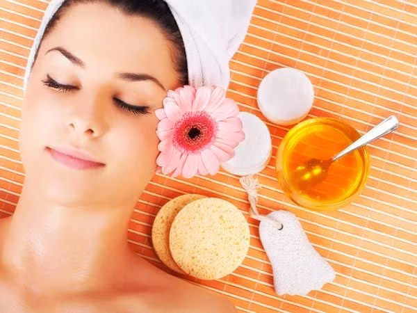  Mặt nạ dưỡng da sáng mịn với cà chua và sữa dừa: Trộn lẫn nước ép cà chua và sữa dừa vào một cái bát sạch. Áp dụng hỗn hợp này trên mặt và cổ. Để yên trong 10 phút và rửa sạch bằng nước bình thường.