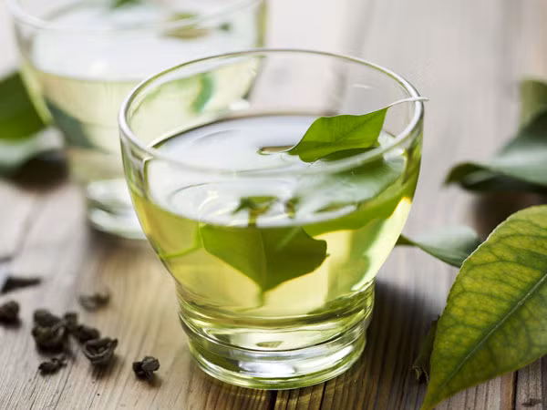 Đất sét đỏ Pháp + Trà xanh: Lấy một bát, cho ½ muỗng cà phê đất sét đỏ Pháp và 2-3 muỗng cà phê trà xanh. Khuấy kỹ một lúc trước khi thoa đều khắp da mặt.