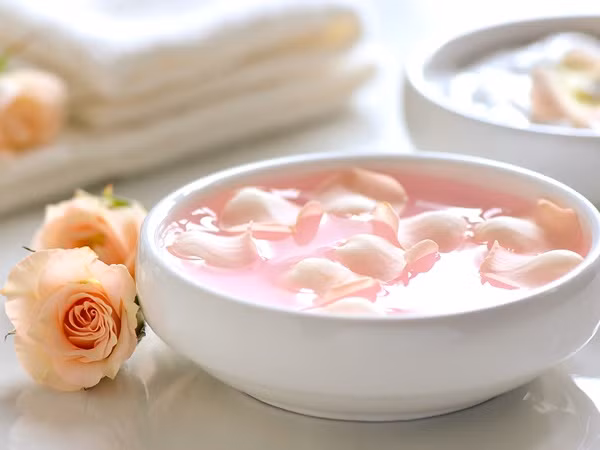 Đất sét cao lanh trắng + Dầu vitamin E + Nước hoa hồng: Lấy ½ muỗng cà phê đất sét cao lanh trắng và trộn với dầu từ viên nang vitamin E và 2 muỗng cà phê nước hoa hồng.