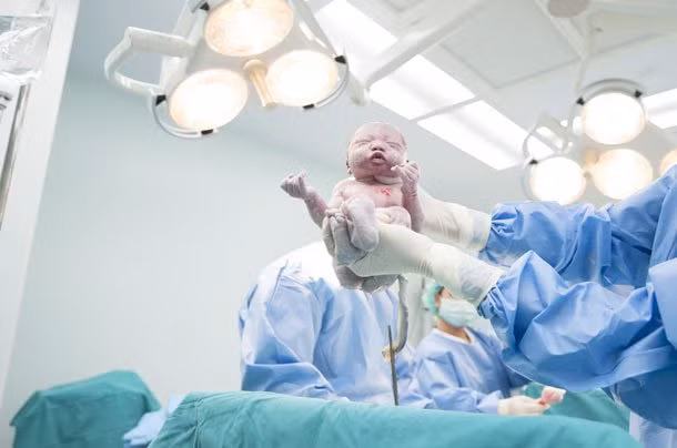 Nếu một người phụ nữ mang thai chết, cơ thể của cô ấy vẫn có thể sinh con. Mặc dù cực kỳ hiếm hoi nhưng sự tích tụ khí trong ổ bụng có thể đẩy thai nhi ra ngoài thông qua việc mở âm đạo thoải mái.