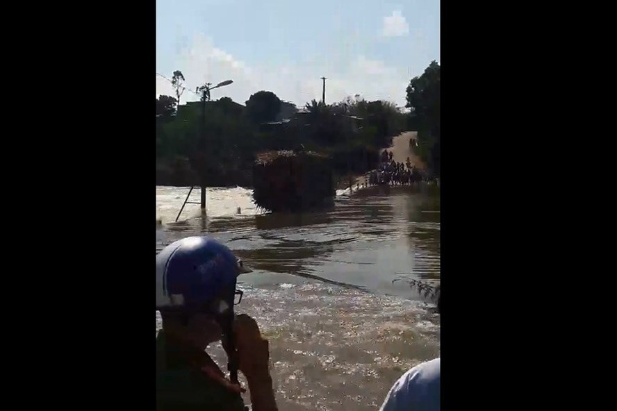 Chiến sĩ Bùi Minh Quý tử nạn khi cứu tài xế xe tải mắc kẹt tại ngầm tràn. Ảnh cắt từ Clip.