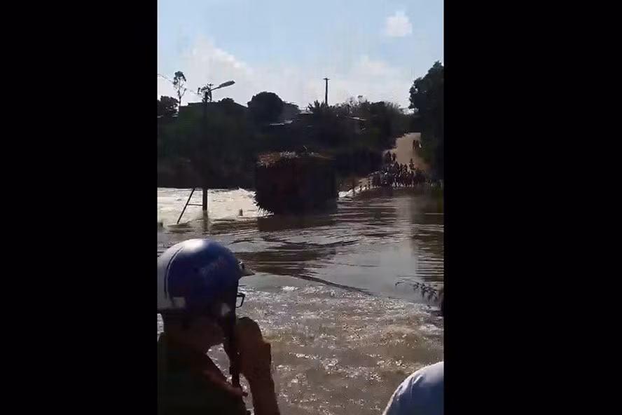 Chiến sĩ Bùi Minh Quý tử nạn khi cứu tài xế xe tải mắc kẹt tại ngầm tràn. Ảnh cắt từ Clip.