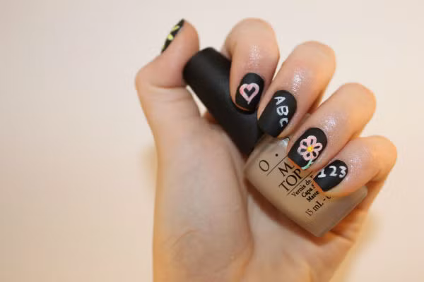 Mẫu móng hình bảng đen nghịch ngợm làm chúng ta liên tưởng về thời đi học.