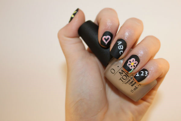 Mẫu móng hình bảng đen nghịch ngợm làm chúng ta liên tưởng về thời đi học.