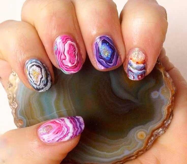 Mẫu móng tay đá tạo liên tưởng về chiều sâu.