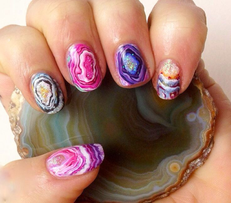 Mẫu móng tay đá tạo liên tưởng về chiều sâu.