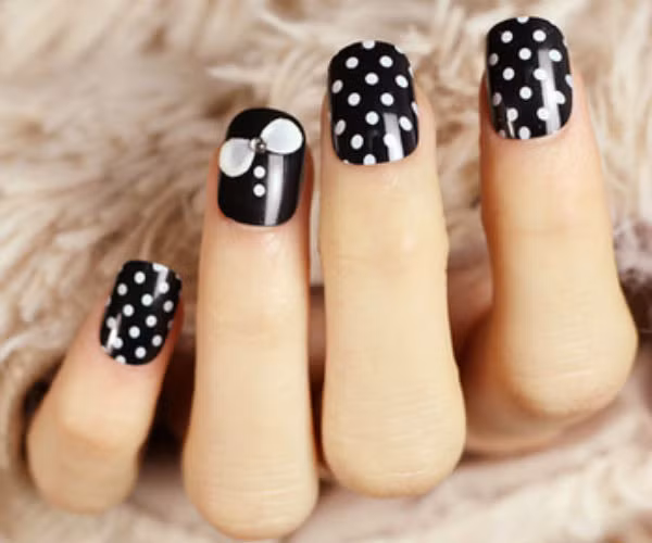 Nail chấm bi đính nơ dành cho những cô gái móng ngắn và muốn tìm kiếm một mẫu nail tinh tế và nữ tính.