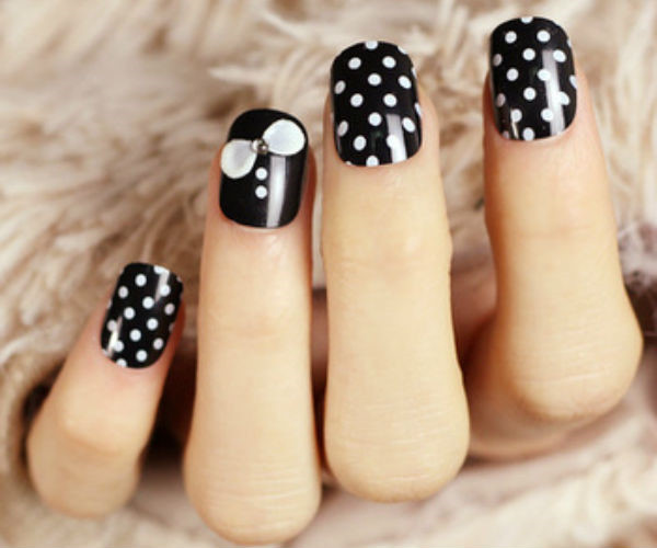 Nail chấm bi đính nơ dành cho những cô gái móng ngắn và muốn tìm kiếm một mẫu nail tinh tế và nữ tính.