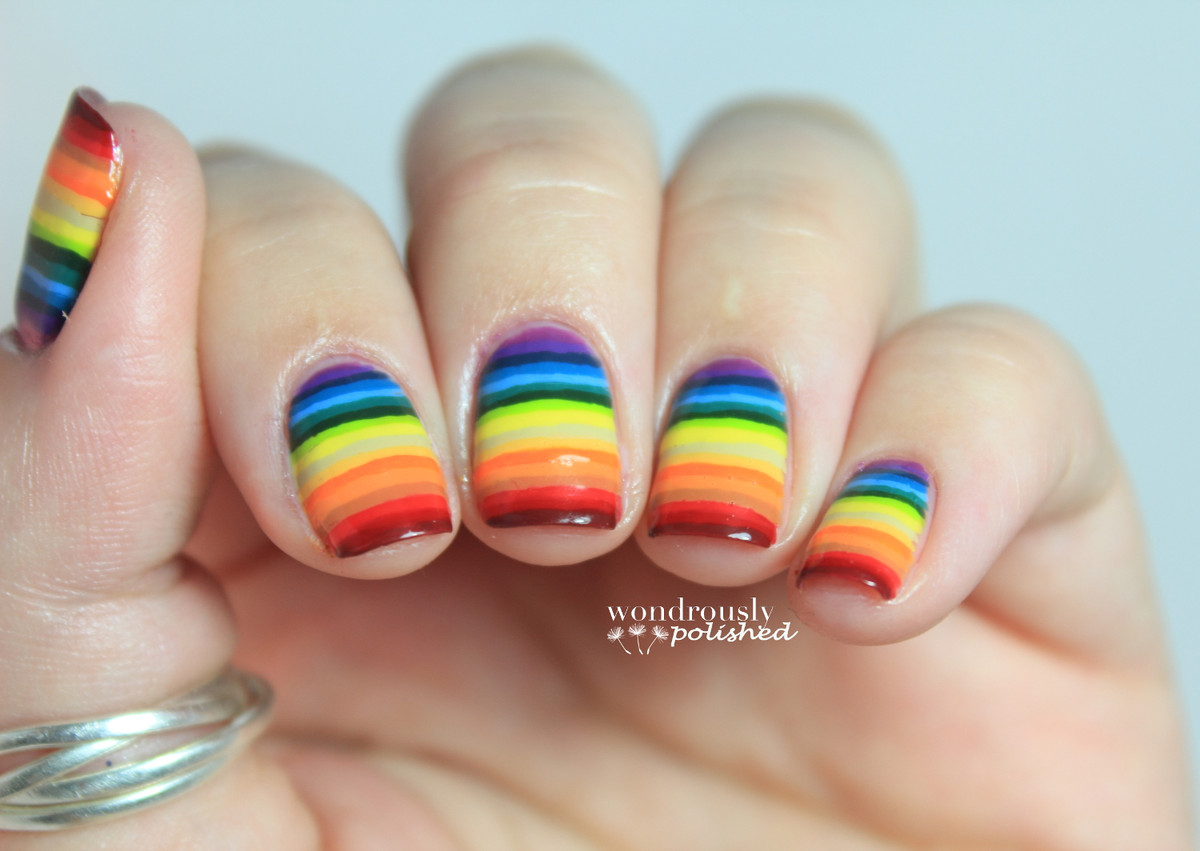 Móng bảy sắc cầu vòng nổi bật.