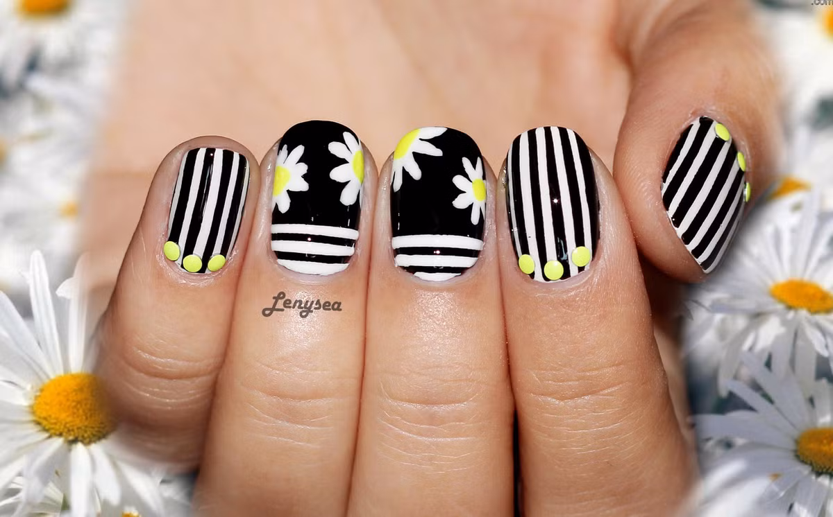 Bạn cũng có thể kết hợp kẻ sọc với các họa tiết hoa để móng tay bắt mắt hơn.