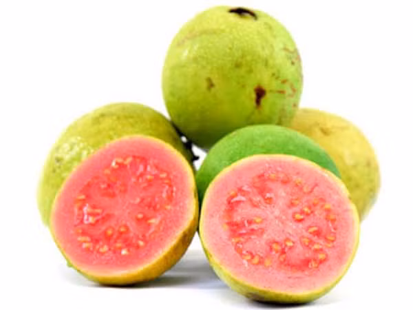 Ổi mặc dù được coi là thực phẩm lành mạnh nhưng nó có thể gây táo bón. Điều này kéo theo độc tố không được thải đúng cách ra khỏi cơ thể, đôi khi có thể dẫn đến mụn trứng cá. Ảnh: Boldsky.