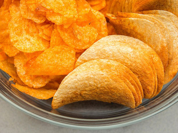 Khoai tây chiên và các món ăn nhẹ chứa nhiều dầu chiên xào đều không tốt cho làn da của bạn. Chúng sẽ gây viêm và dẫn đến mụn trứng cá nổi đầy mặt.