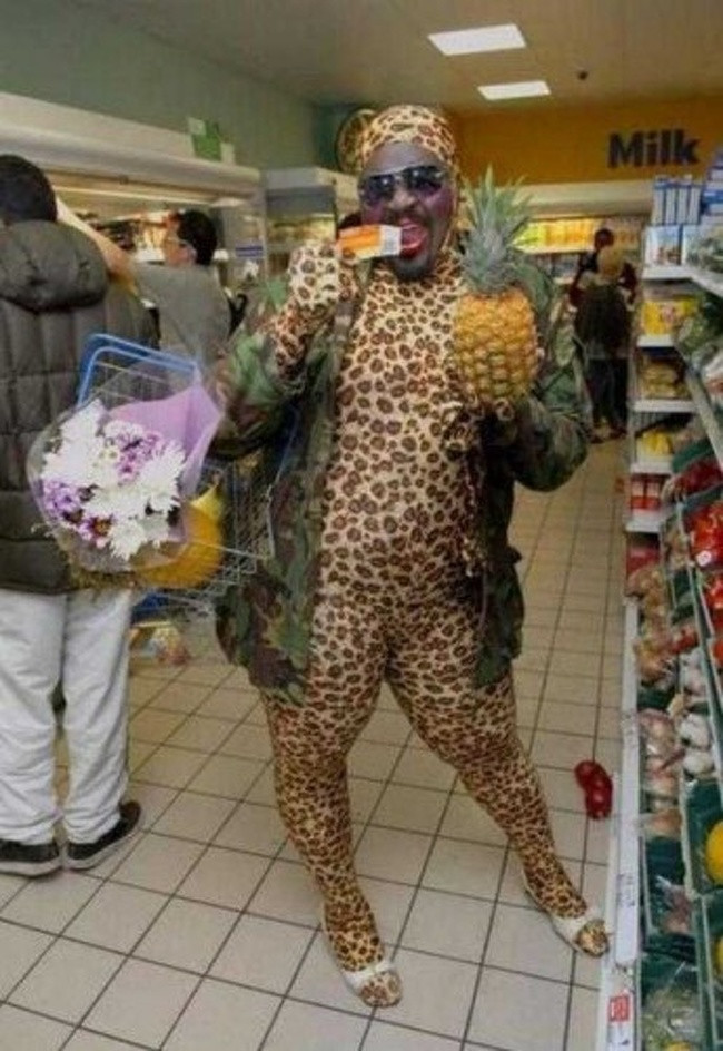 Thoạt nhìn, bạn có nghĩ đây là một anh báo đốm đi siêu thị?