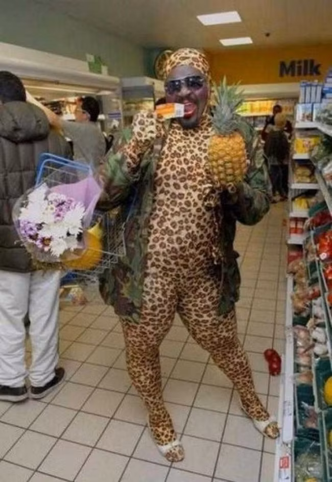 Thoạt nhìn, bạn có nghĩ đây là một anh báo đốm đi siêu thị?