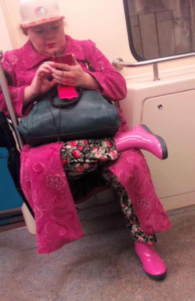 Thời trang dạo phố của quý bà yêu màu hồng.