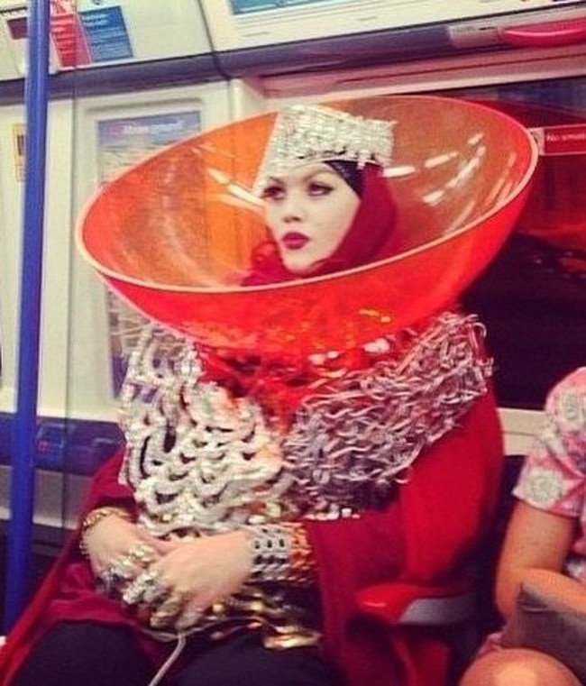 Ai đó hãy trả đĩa bay để cô ấy trở về hành tinh của mình nhé!