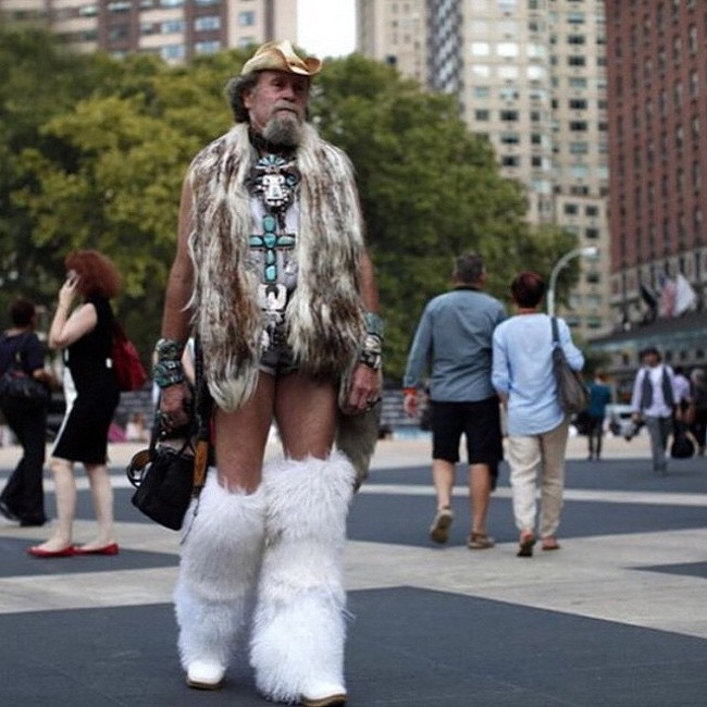 Quý ông thích dạo phố với các phụ kiện làm bằng lông.