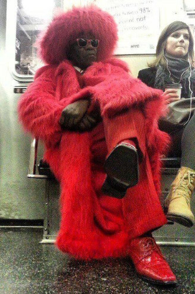 Thời trang nổi bật nhất trên chuyến tàu điện ngầm.