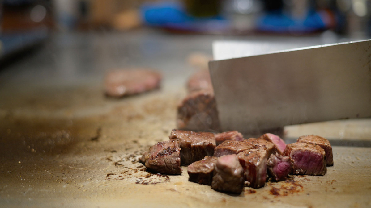 Thịt nướng cũng là một món bạn nên thận trọng và không nên gọi khi ăn tại nhà hàng.