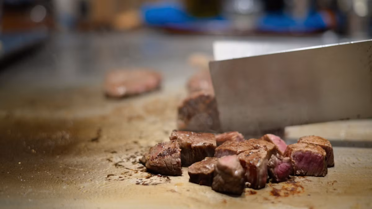 Thịt nướng cũng là một món bạn nên thận trọng và không nên gọi khi ăn tại nhà hàng.