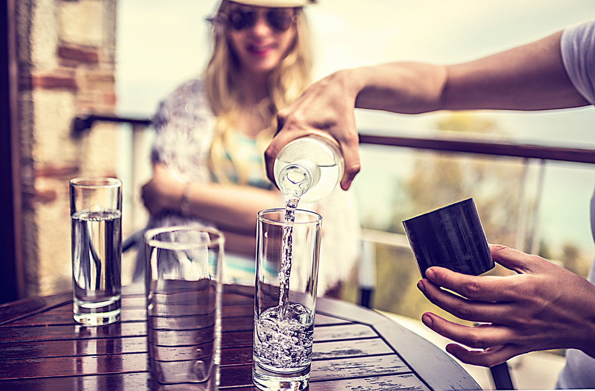 Nước lọc là một trong những thực phẩm nguy hiểm nhất trong nhà hàng. Tốt nhất bạn nên uống nước đóng chai.