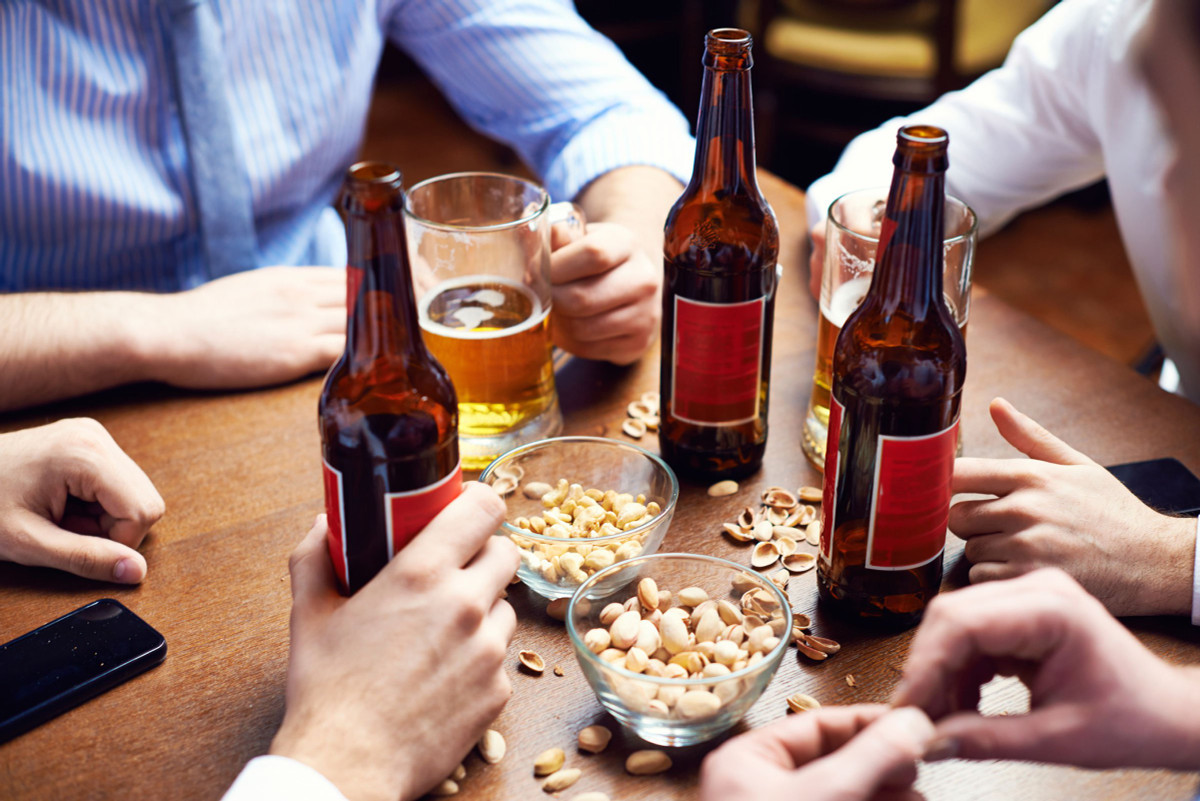 Đồ ăn nhẹ miễn phí bày tại quầy có thể đã nhiều người bốc nhón bằng tay và điều này có thể lây lan vi khuẩn.