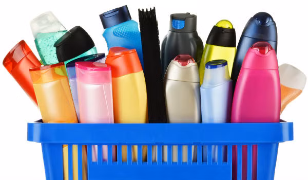 Paraben viết đầy đủ là axit para-hydroxybenzoic. Trên thực tế, paraben được xếp vào nhóm chất bảo quản được sử dụng phổ biến nhất và lâu đời nhất trong ngành công nghiệp làm đẹp. Không chỉ có trong mỹ phẩm, paraben còn xuất hiện trong nhiều loại thực phẩm, thuốc, kem đánh răng và nước súc miệng. Paraben có tác dụng ngăn ngừa sự phát triển của 1 số loại vi khuẩn có hại và nấm mốc, tuy nhiên chất này từng bị cho là một trong những nguyên nhân gây ra ung thư vú, ảnh hưởng tới hormone nữ, suy giảm tinh trùng...