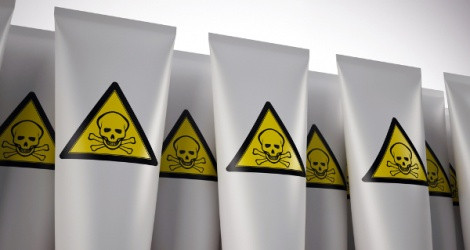 5 dẫn chất paraben bị cấm dùng trong mỹ phẩm gần đây vì nghi ngờ gây ung thư vú gồm isopropylparaben, isobutylparaben, phenylparaben, benzylparaben và pentylparaben.