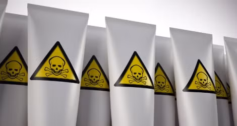 5 dẫn chất paraben bị cấm dùng trong mỹ phẩm gần đây vì nghi ngờ gây ung thư vú gồm isopropylparaben, isobutylparaben, phenylparaben, benzylparaben và pentylparaben.