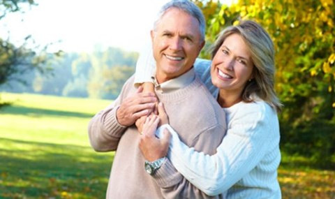 Vệ sinh răng miệng không sạch sẽ có thể làm tăng nguy cơ mắc các bệnh tim mạch, đột quỵ, tiểu đường và các bệnh tự miễn như viêm khớp dạng thấp. Vì vậy, thói quen chải răng 2 lần/ngày và dùng chỉ nha khoa giúp bạn kéo dài tuổi thọ đáng kể.