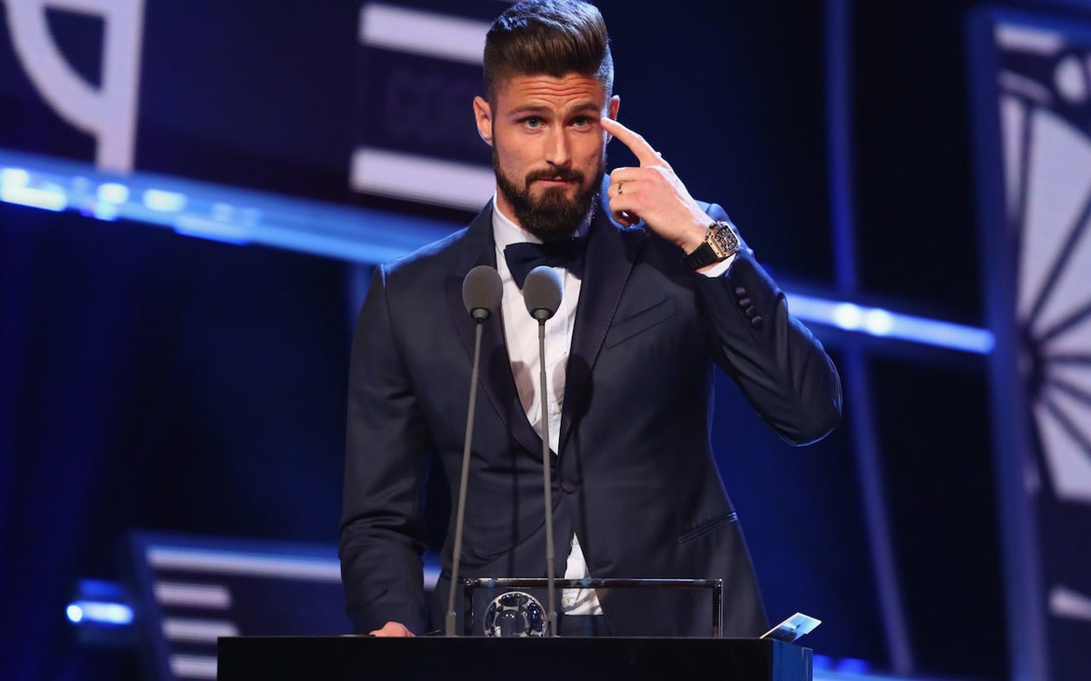 Khi mặc vest Olivier Giroud trông vô cùng lịch lãm.
