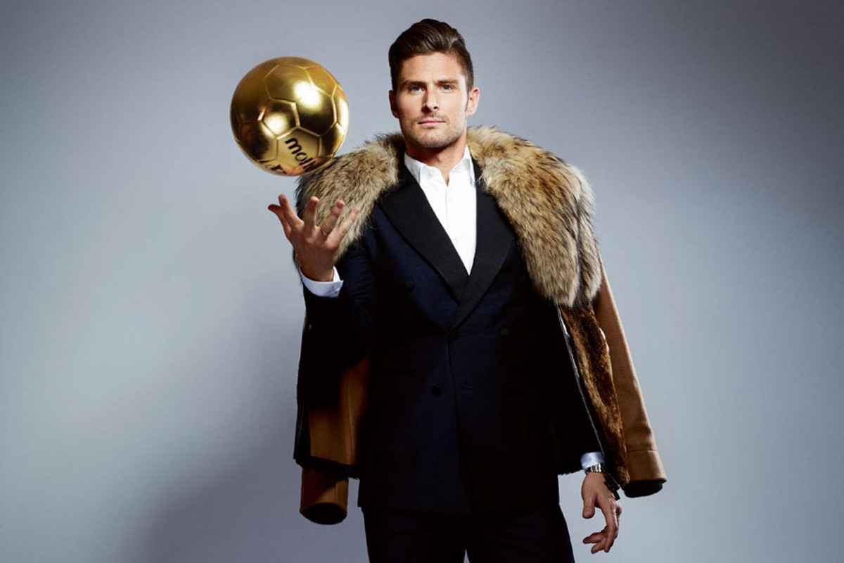 Hình tượng một ngôi sao sân cỏ với chiếc áo khoác da, khăn choàng cổ hay cách phối trang phục đối theo phong cách thể thao đã trở thành thương hiệu của chàng cầu thủ điển trai.