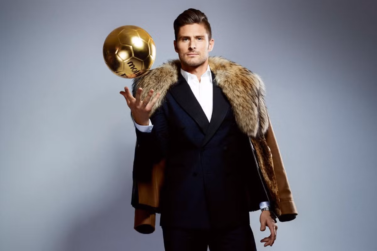 Hình tượng một ngôi sao sân cỏ với chiếc áo khoác da, khăn choàng cổ hay cách phối trang phục đối theo phong cách thể thao đã trở thành thương hiệu của chàng cầu thủ điển trai.