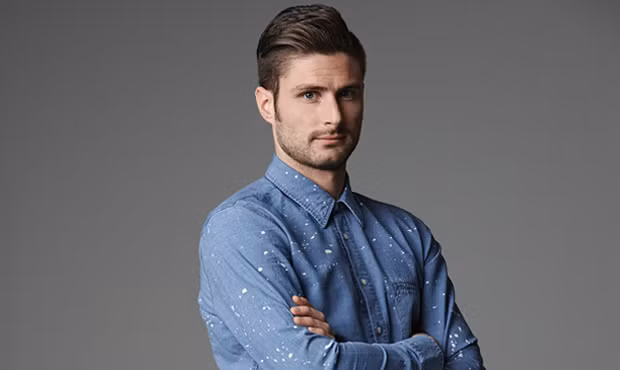 Cách trải tóc lãng tử cũng làm tăng sức hút của anh.