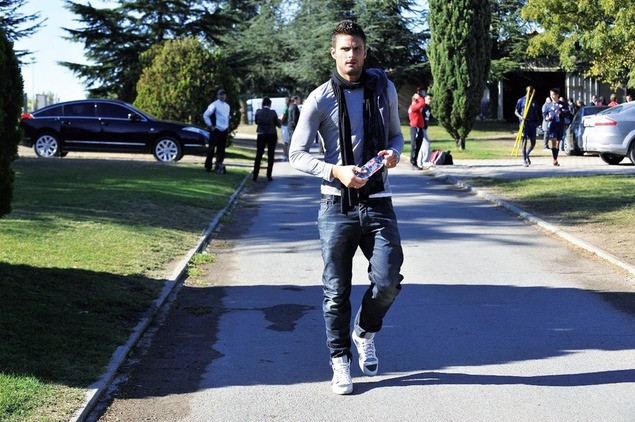 Chàng cầu thủ điển rất khỏe khoắn khi mặc đồ thể thao, bụi phủi.