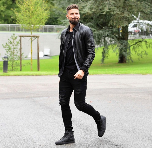 Olivier Giroud sở hữu chiều cao nổi trội 1m92 cùng cơ bắp săn chắc. Đó chính là lý do khiến anh rất đắt show quảng cáo thời trang, mỹ phẩm.
