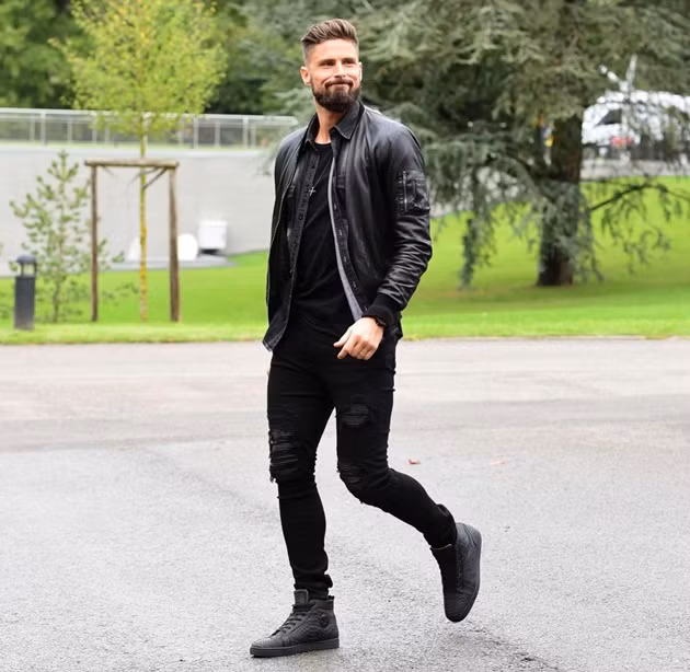 Olivier Giroud sở hữu chiều cao nổi trội 1m92 cùng cơ bắp săn chắc. Đó chính là lý do khiến anh rất đắt show quảng cáo thời trang, mỹ phẩm.