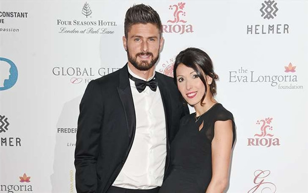 Chàng cầu thủ điển trai chụp cùng vợ.