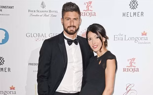 Chàng cầu thủ điển trai chụp cùng vợ.