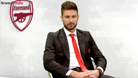 Oliver Giroud chọn áo vest lịch lãm cho những sự kiện quan trọng.