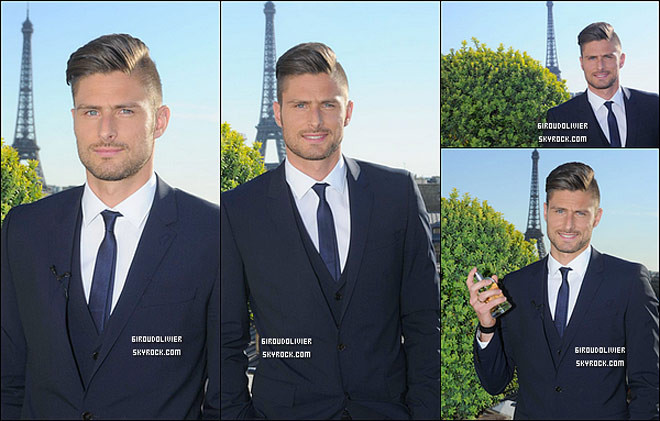 Đôi mắt sâu cuốn hút, vóc dáng chuẩn như siêu mẫu cùng phong cách lãng tử, cầu thủ đội tuyển Pháp khiến phái nữ phải xao xuyến.