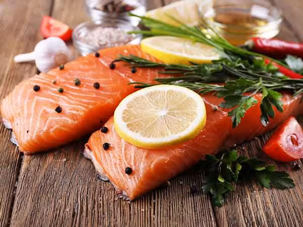 Cá hồi được xếp đầu bảng trong số các nguồn thực phẩm giàu biotin tốt cho mái tóc. Cá hồi rất giàu vitamin B7 và axit béo omega-3, các chất dinh dưỡng giúp bảo vệ tim, cải thiện sức khoẻ trí não và giữ cho tóc và da của bạn khỏe mạnh.