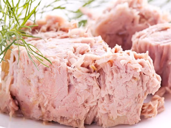 Cá ngừ chứa 0,6 mg biotin và cũng chứa nhiều axit béo omega-3. Trong khi biotin tốt cho tóc thì các axit béo omega-3 giúp giảm mức cholesterol trong động mạch và máu, do đó ngăn ngừa bệnh tim mạch vành.