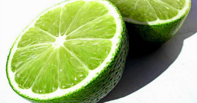 Nước chanh bôi lên vết rạn da và massage theo chuyển động tròn. Để yên trong 10 phút rồi rửa bằng nước ấm.