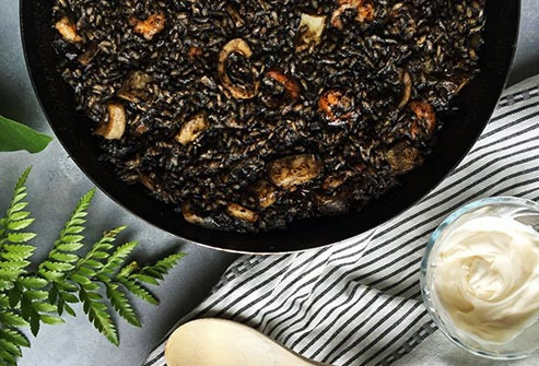 Trước đây, hoàng cung Trung Quốc coi một thứ gạo màu đen hoặc tím sẫm là “gạo cấm” chỉ có vua mới được ăn. Cho tới tận thời điểm hiện tại, gạo đen vẫn còn tương đối hiếm ở phương Tây.